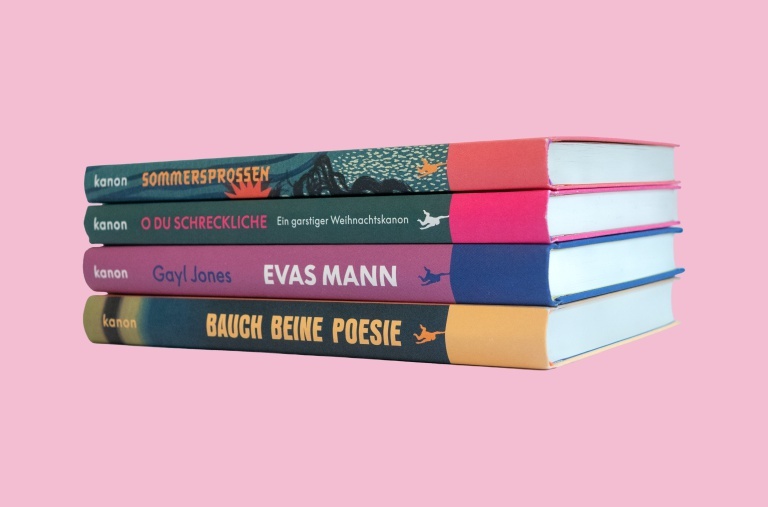 Kanon Bücher gestapelt